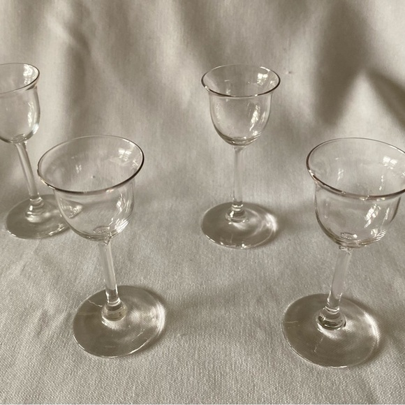 Beautiful Set of 4 Cordial Glasses Adorabley Sweet - Picture 2 of 10